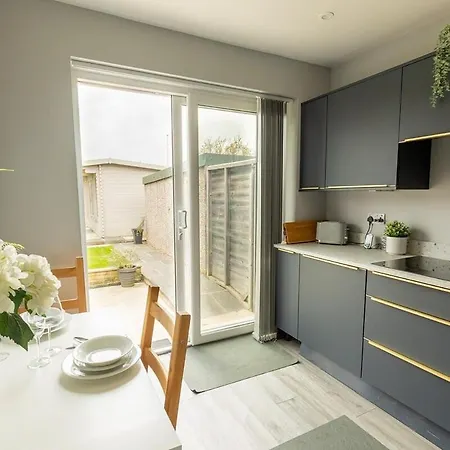 Woodfield Road - 2 Bed In With Spacious Garden & Hot Tub Hire