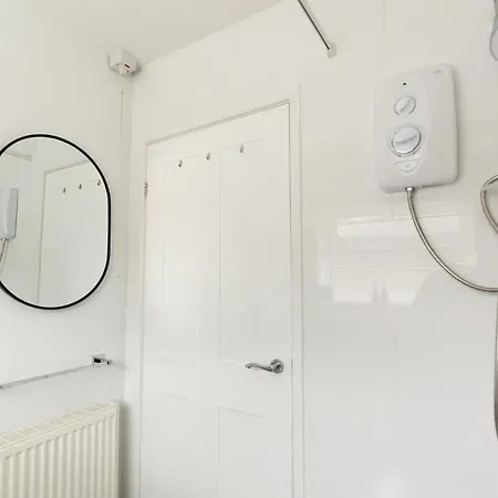 Woodfield Road - 2 Bed In With Spacious Garden & Hot Tub Hire