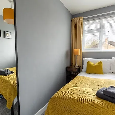 Woodfield Road - 2 Bed In With Spacious Garden & Hot Tub Hire * Harrogate