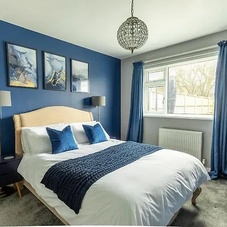 Woodfield Road - Two Bed In With Cosy Living Fire. הרוגייט