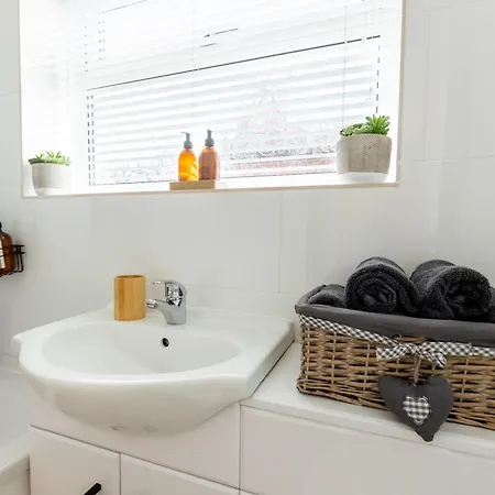 Woodfield Road - Two Bed In With Cosy Living Fire. בית נופש *