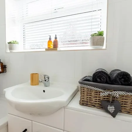 Woodfield Road - 2 Bed In With Spacious Garden & Hot Tub Hire Harrogate