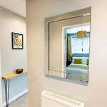 Dom wakacyjny Woodfield Road - 2 Bed In With Spacious Garden & Hot Tub Hire *