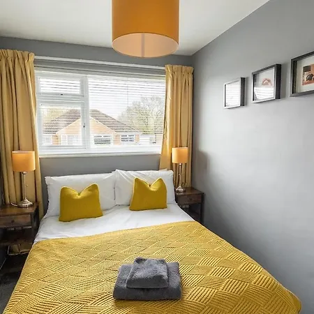 Woodfield Road - 2 Bed In With Spacious Garden & Hot Tub Hire