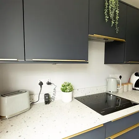 Woodfield Road - 2 Bed In With Spacious Garden & Hot Tub Hire